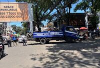 Petugas Dishub Kota Bandung bersama TNI-Polri melakukan penderekan mobil yang parkir liar di bahu jalan pusat kota