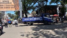 Petugas Dishub Kota Bandung bersama TNI-Polri melakukan penderekan mobil yang parkir liar di bahu jalan pusat kota