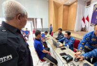 Optimalisasi Layanan Dasar: Petugas Dinas Kependudukan dan Pencatatan Sipil (Disdukcapil) Kota Bandung saat memberikan pelayanan administrasi kependudukan terpadu bagi warga binaan di Lapas Kelas II Banceuy, Senin (27/4/2026).