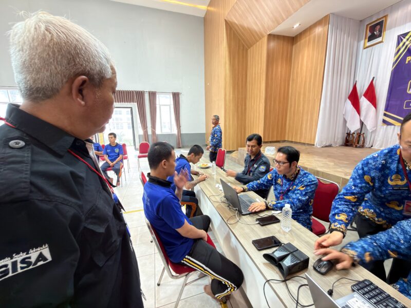 Optimalisasi Layanan Dasar: Petugas Dinas Kependudukan dan Pencatatan Sipil (Disdukcapil) Kota Bandung saat memberikan pelayanan administrasi kependudukan terpadu bagi warga binaan di Lapas Kelas II Banceuy, Senin (27/4/2026).