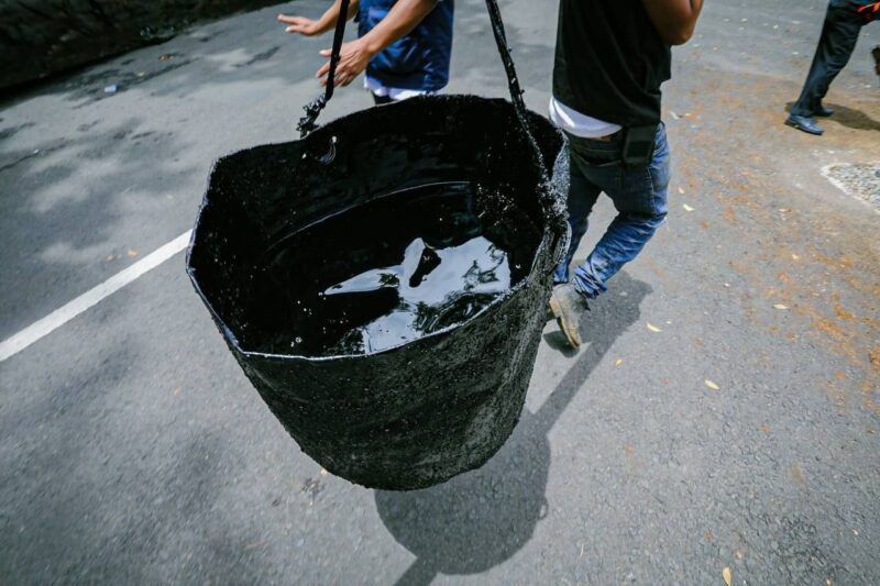 Petugas dari dinas terkait sedang melakukan percepatan perbaikan infrastruktur jalan di salah satu titik strategis Kota Bandung untuk mengejar target penyelesaian pada Juli 2026.