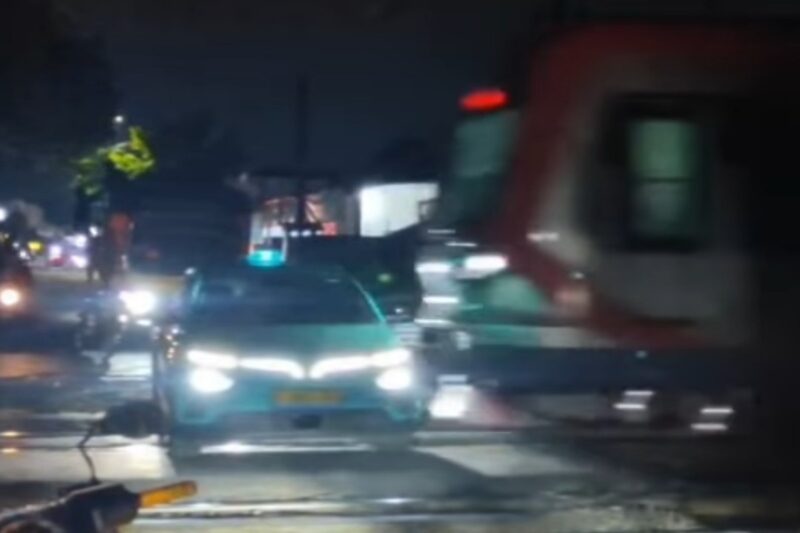 Taksi listrik Green SM yang tertabrak KRL di Bekasi