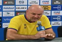 Potret pelatih Persib Bojan Hodak saat memberikan keterangan pers mengenai klasemen Super League 2026 di Bandar Lampung