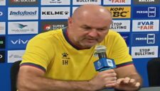 Potret pelatih Persib Bojan Hodak saat memberikan keterangan pers mengenai klasemen Super League 2026 di Bandar Lampung