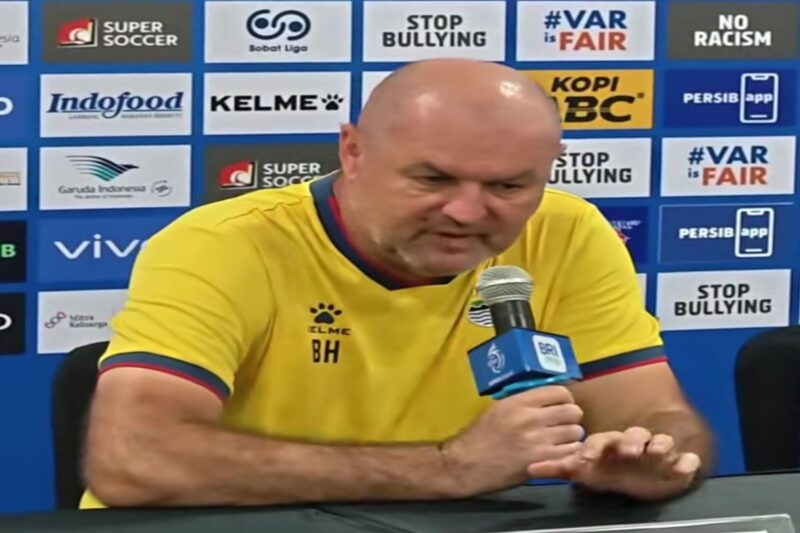 Potret pelatih Persib Bojan Hodak saat memberikan keterangan pers mengenai klasemen Super League 2026 di Bandar Lampung